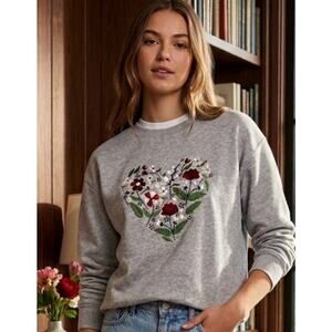Grandmacore Embroidered Gray Crewneck Sweatshirt with Floral Heart Design